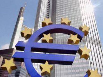 El logotipo del euro frente al Banco Central Europeo en Fr&aacute;ncfort (Alemania). 