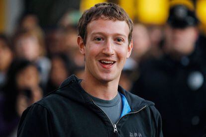 Para llevar bajo la sudadera... 

	Zuckerberg solo es infiel a su querida prenda cuando hace frío. Pero no olvida bajarse un poco la cremallera de su sudadera azul marino (el otro hit de su amario) para dejar claro que, en el fondo, es leal a su camiseta.