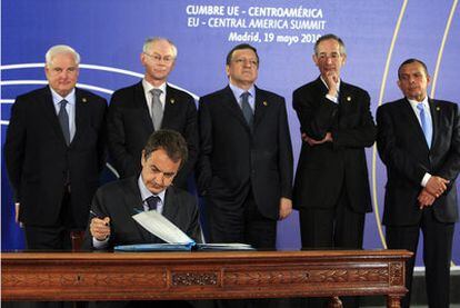 Zapatero firma el acuerdo UE- Centroamérica. Detrás, los presidentes de Panamá, del Consejo Europeo, de la Comisión Europea, de Guatemala y de Honduras.