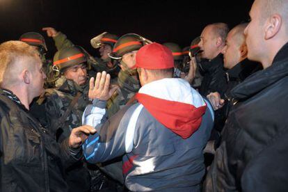 Militares de la KFOR se enfrentan a un grupo de serbios.
