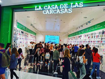Decenas de personas en una de las tiendas de la Casa de las Carcasas, en Madrid.