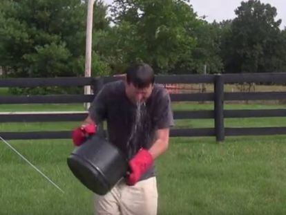 Captura de un vídeo de YouTube en el que un hombre se arroja supuestamente agua hirviendo.