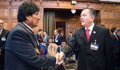 El presidente Evo Morales (i) y Roberto Ampuero, canciller de Chile, en el Tribunal Internacional de Justicia. 