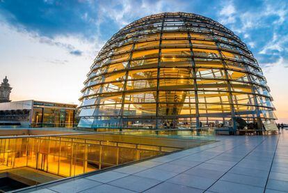 La cúpula del Reichstag de Berlín, obra de Norman Foster, iluminada al atardecer. 