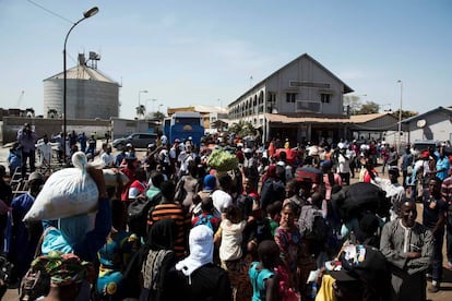 Una multitud que había huído por el temor a una revuelta vuelve a Banjul, este domingo