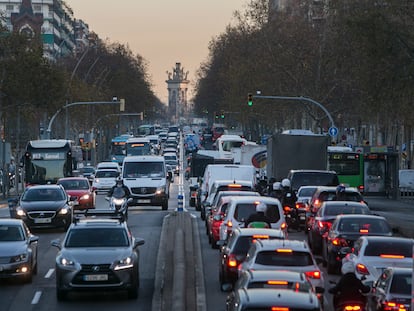 Tráfico en la Gran Vía de Barcelona, con las cámaras de control de matrículas de la ZBE.