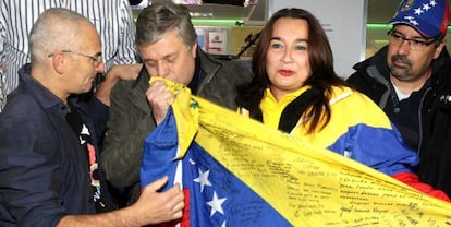 El padre del lider opositor Leopoldo López celebra con otros ciudadanos venezolanos la victoria en las elecciones en la sede de la Mesa de Unidad Democratica en Madrid, el pasado domingo.