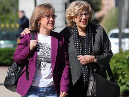 La alcaldesa de Madrid, Manuela Carmena, junto a la portavoz del PSOE, Purificacion Causapie, en la presentación de las fiestas de San Isidro 2018.