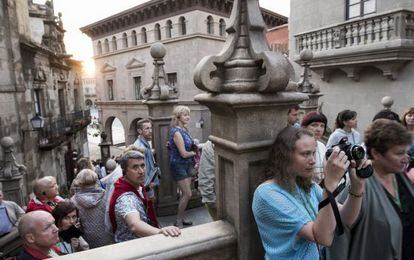 Turistes al Poble Espanyol dissabte passat.