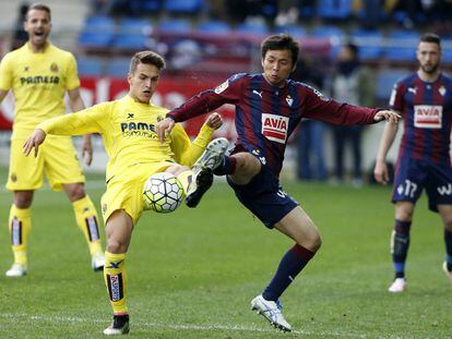 Inui y Denis Suárez pelean un balón.