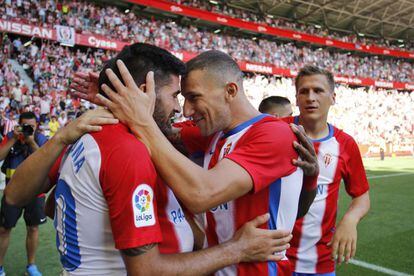 Carmona y Sousa celebran un gol del Sporting ante el Nàstic de Tarragona en el Molinón, en la segunda jornada de la presente temporada.