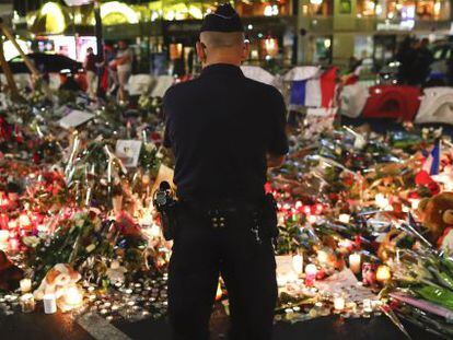 Un polic&iacute;a ante las ofrendas en memoria a las v&iacute;ctimas del ataque de Niza. 