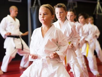 La iniciación a cualquier deporte de combate, desde la esgrima hasta el judo, empieza con un saludo para mostrar respeto al maestro y al adversario.