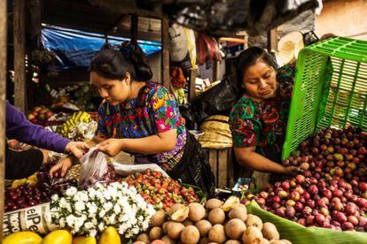 Mujeres acomodando sus cosechas, sureste de Guatemala.