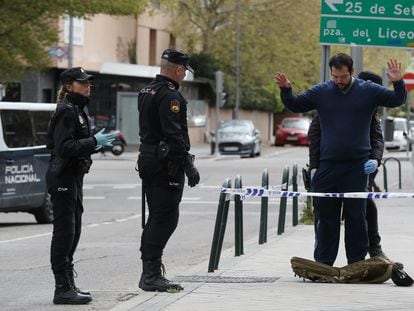 25-03-2020.- Varios miembros de la Policía Nacional cachean a una persona durante el confinamiento por la pandemia de coronavirus en Madrid. Jaime Villanueva