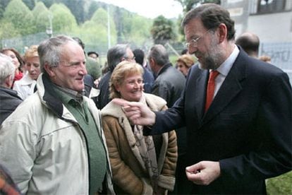 Mariano Rajoy saluda a los padres de Miguel Ángel Blanco, concejal asesinado por ETA en 1997.