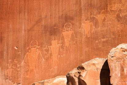 Petroglifos (grabados prehistóricos en roca) en en Capitol Reef, uno de los cinco parques nacionales de Utah.