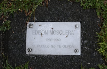 Una placa en memoria de Édison Mosquera instalada en el parque El Arbolito, en el centro norte de Quito, donde se concentraron las manifestaciones en octubre de 2019.