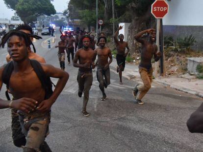 Migrantes subsaharianos tras saltar la valla en Benzú (Ceuta), el 30 de agosto.