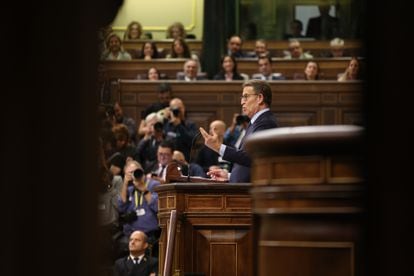 Alberto Núñez Feijóo, líder del PP, da la réplica la discurso de Pedro Sánchez durante el debate de investidura celebrado este miércoles en el Congreso. 