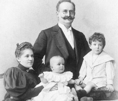 Pauline y Emil Benjamin con Walter, tres años, y Georg, seis meses, principios de 1896.