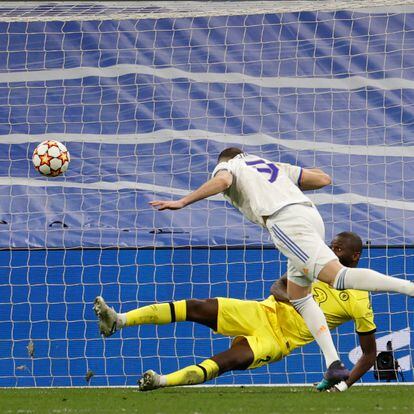 MADRID, 12/04/2022.- El delantero del Real Madrid Karim Benzemá (d, arriba) cabecea para marcar el segundo gol ante el Chelsea, durante el partido de vuelta de cuartos de final de Liga de Campeones que disputan hoy martes en el estadio Santiago Bernabéu, en Madrid. EFE/Sergio Pérez
