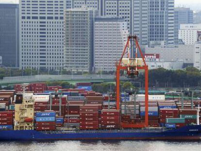 Un barco es cargado en el puerto de Tokio.