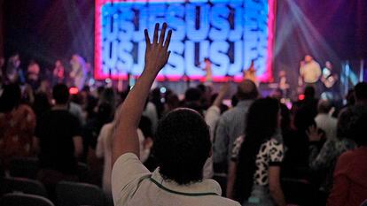 Feligreses atienden a una ceremonia celebrada en la 'Asamblea de Dios' de una iglesia evangélica en Río de Janeiro, el 23 de agosto de 2022.