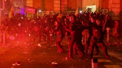 Manifestantes lanzan mobiliario urbano contra la policía en la confluencia de las calles del Marqués de Urquijo y Ferraz.