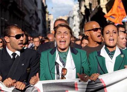 Un grupo de trabajadores de Alitalia, pertenecientes a los sindicatos de pilotos y tripulación, durante una protesta contra el plan de rescate de la aerolínea frente al Ministerio de Trabajo italiano.