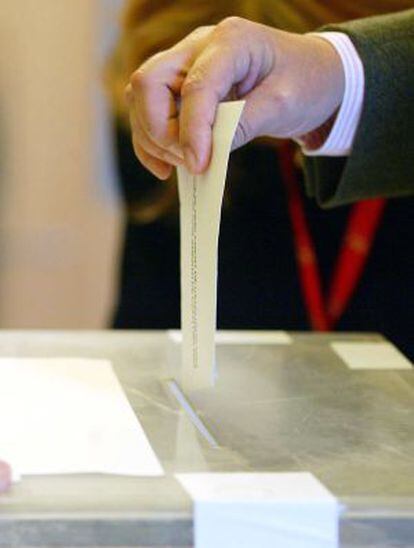 Un ciudadano deposita su voto en la urna en las últimas elecciones autonómicas de Cataluña