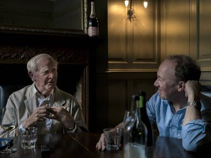 A la izquierda John le Carr&eacute; junto a Ben Macintyre durante su almuerzo en Bristol.  
 