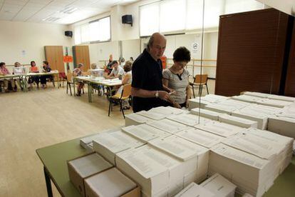 Imagen de archivo de dos personas votando en un colegio electoral de Madrid.