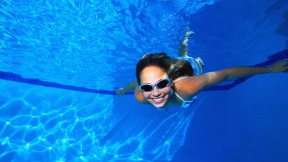 Estas gafas se pueden utilizar tanto en la piscina como en la playa. GETTY IMAGES.