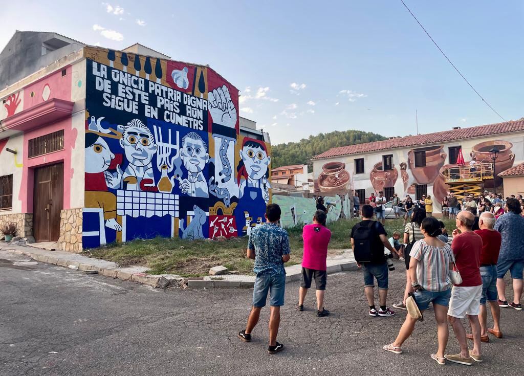 El mural cuya leyenda, de la canción ‘Mi patria digna’, de Toni Mejías, no ha gustado al Ayuntamiento presidido por el PP. / CARME RIPOLLÉS