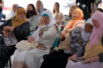 Mujeres de Srebrenica siguen la transmisión en directo del Tribunal de Crímenes de Guerra de Yugoslavia en La Haya y conocer el veredicto para el exjefe militar Ratko Mladic.