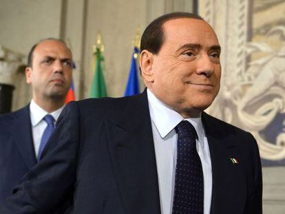 Silvio Berlusconi, seguido por Angelino Alfano, en el Quirinal el martes.