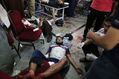 Partidarios del Mohamed Morsi son atendidos en un hospital de El Cairos tras los enfrentamientos de esta pasada madrugada entre las fuerzas de seguridad y los partidarios de los Hermanos Musulmanes frente a la sede de la Guardia Presidencial de El Cairo, 8 de julio de 2013.