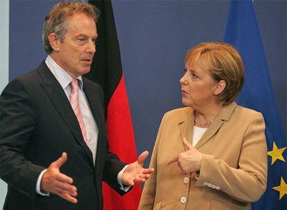 Tony Blair conversa con Angela Merkel durante una cumbre europea en Bruselas, en 2007.