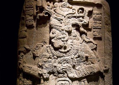 Una estela maya procedente de Calakmul y expuesta en el Museo de Antropología de Ciudad de México. Las llamadas estelas eran monumentos de piedra tallada que se popularizaron en sus territorios desde el año 400 antes de Cristo hasta el 900 después de Cristo.