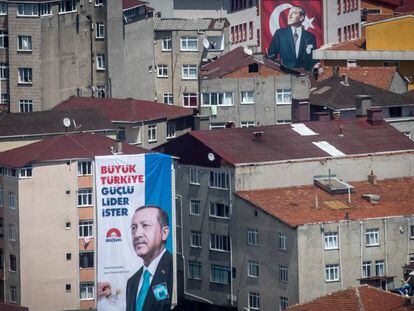 Carteles de Erdogan y Mustafa Kemal Ataturk el año pasado en Estambul. 