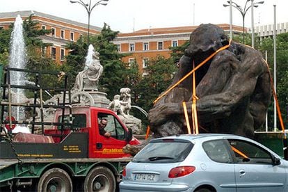 <i>El zulo</i>, una escultura monumental de bronce, atraviesa el Paseo de la Castellana camino de la ciudad de Salamanca.