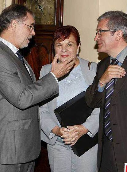 Fernández Bermejo (izquierda), con Maria Lluïsa Gally y Joan Saura.