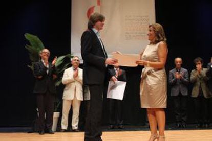 El guitarrista ruso Anton Baranov recibe el premio en Benicàssim.
