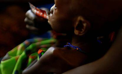 Una mujer alimenta a su hijo con el Plumpy Nut, un preparado contra la desnutrición, en un hospital en Juba (Sudán del Sur).