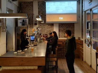 Varios clientes en la Fábrica Maravillas, una 'brewpub' situada en pleno corazón del barrio de Malasaña (Madrid). 