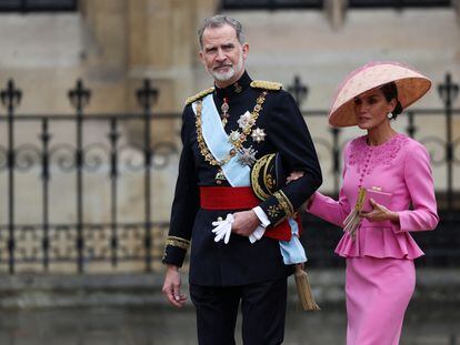 Felipe VI y la reina Letizia a su llegada a la ceremonia de coronación de Carlos III y la reina Camila, en la abadía de Westminster (Londres), el 6 de mayo de 2023.