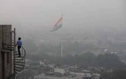 Imagen tomada desde un edificio de Delhi este viernes, en la que se aprecia la nube de contaminación.