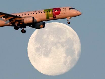 Un avión de TAP durante la aproximación al aeropuerto de Lisboa, este martes.