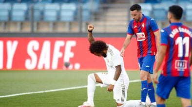 Marcelo celebra su gol, el tercero del Madrid, con la rodilla en el suelo y el puño en alto en homenaje a George Floyd. / ÓSCAR J. BARROSO (EP)


14/06/2020 ONLY FOR USE IN SPAIN